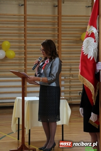 Zdjęcie w galerii na portalu naszraciborz.pl: Szkoła Podstawowa im. Jana Pawła II w Kornowacu ma nowy sztandar wiadomości z regionu