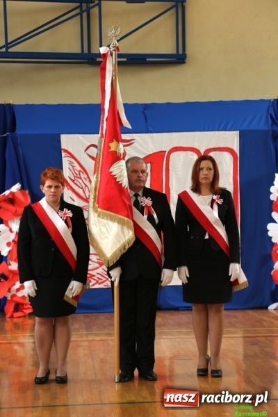 Zdjęcie w galerii na portalu naszraciborz.pl: Szkoła Podstawowa im. Jana Pawła II w Kornowacu ma nowy sztandar wiadomości z regionu