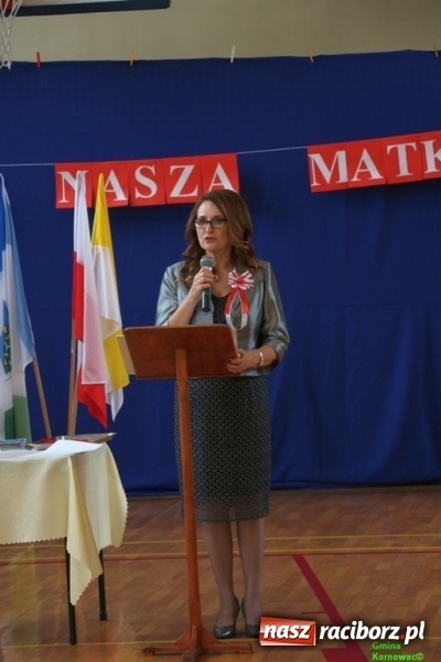 Zdjęcie w galerii na portalu naszraciborz.pl: Szkoła Podstawowa im. Jana Pawła II w Kornowacu ma nowy sztandar wiadomości z regionu