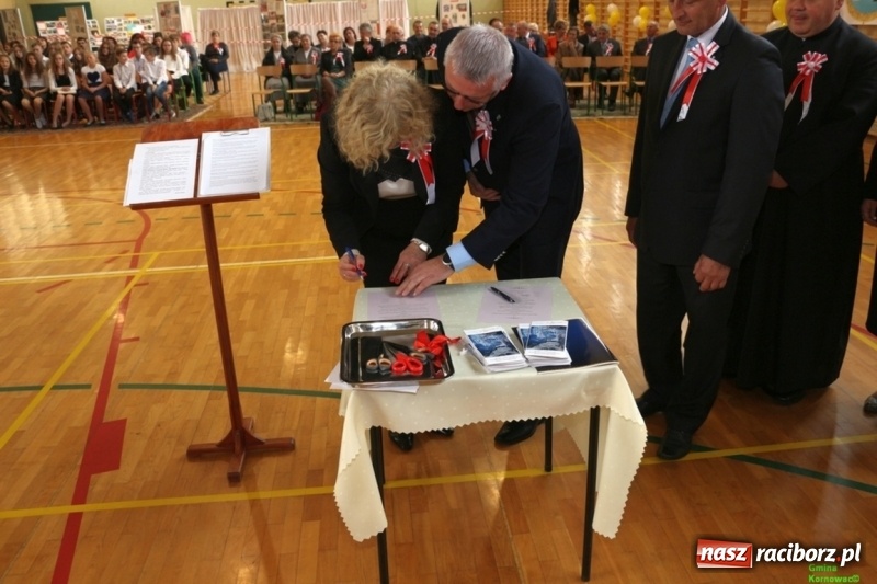Zdjęcie w galerii na portalu naszraciborz.pl: Szkoła Podstawowa im. Jana Pawła II w Kornowacu ma nowy sztandar wiadomości z regionu