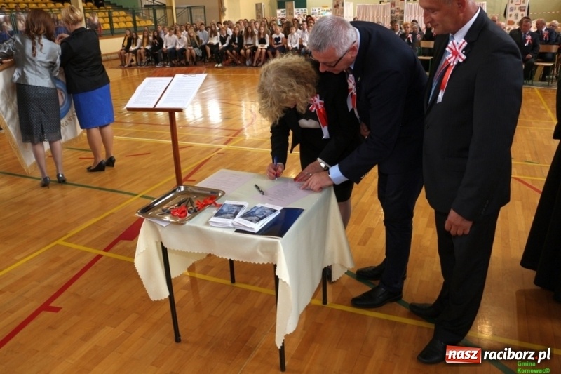Zdjęcie w galerii na portalu naszraciborz.pl: Szkoła Podstawowa im. Jana Pawła II w Kornowacu ma nowy sztandar wiadomości z regionu