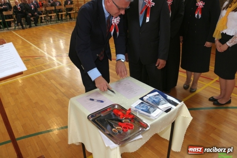 Zdjęcie w galerii na portalu naszraciborz.pl: Szkoła Podstawowa im. Jana Pawła II w Kornowacu ma nowy sztandar wiadomości z regionu