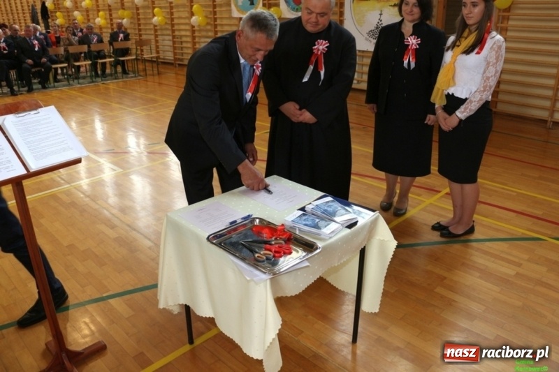 Zdjęcie w galerii na portalu naszraciborz.pl: Szkoła Podstawowa im. Jana Pawła II w Kornowacu ma nowy sztandar wiadomości z regionu