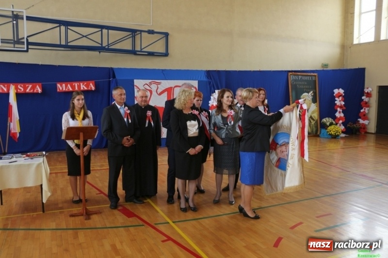 Zdjęcie w galerii na portalu naszraciborz.pl: Szkoła Podstawowa im. Jana Pawła II w Kornowacu ma nowy sztandar wiadomości z regionu
