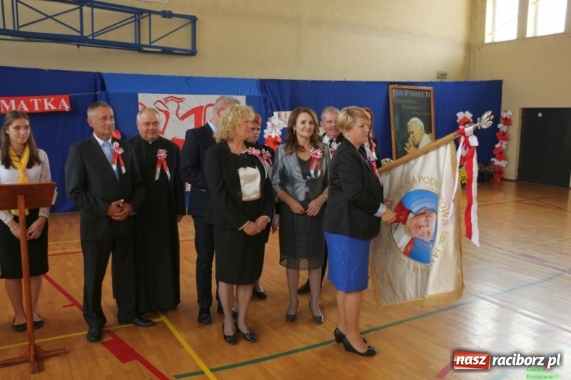 Zdjęcie w galerii na portalu naszraciborz.pl: Szkoła Podstawowa im. Jana Pawła II w Kornowacu ma nowy sztandar wiadomości z regionu