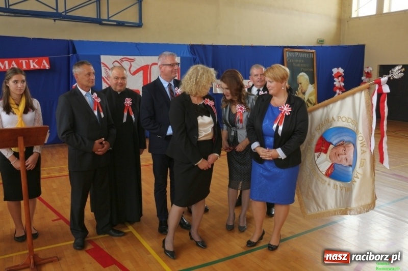 Zdjęcie w galerii na portalu naszraciborz.pl: Szkoła Podstawowa im. Jana Pawła II w Kornowacu ma nowy sztandar wiadomości z regionu