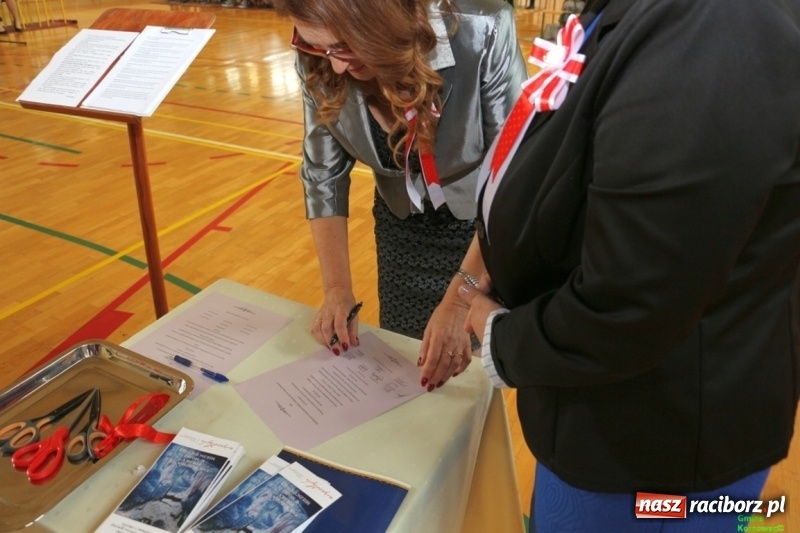Zdjęcie w galerii na portalu naszraciborz.pl: Szkoła Podstawowa im. Jana Pawła II w Kornowacu ma nowy sztandar wiadomości z regionu