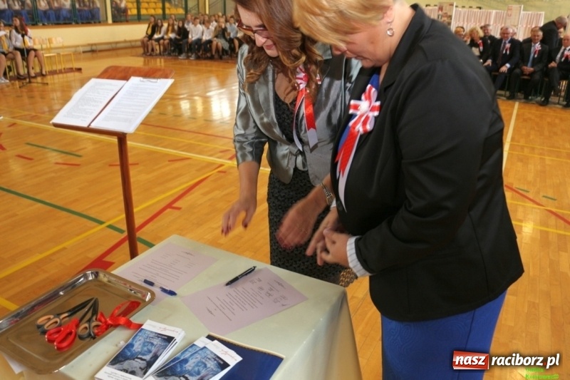 Zdjęcie w galerii na portalu naszraciborz.pl: Szkoła Podstawowa im. Jana Pawła II w Kornowacu ma nowy sztandar wiadomości z regionu