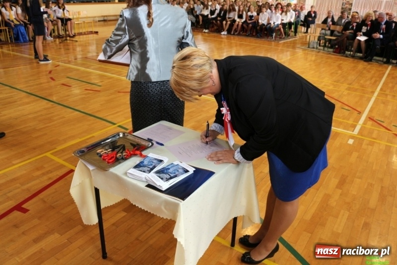 Zdjęcie w galerii na portalu naszraciborz.pl: Szkoła Podstawowa im. Jana Pawła II w Kornowacu ma nowy sztandar wiadomości z regionu