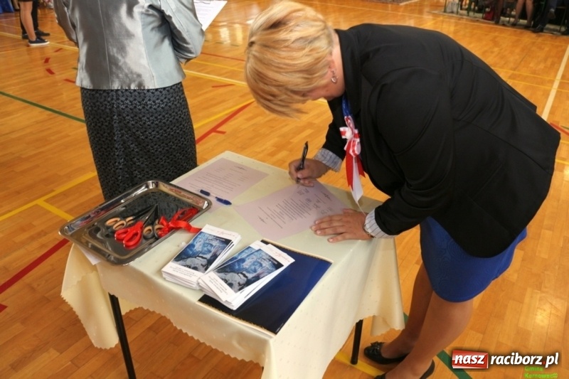 Zdjęcie w galerii na portalu naszraciborz.pl: Szkoła Podstawowa im. Jana Pawła II w Kornowacu ma nowy sztandar wiadomości z regionu