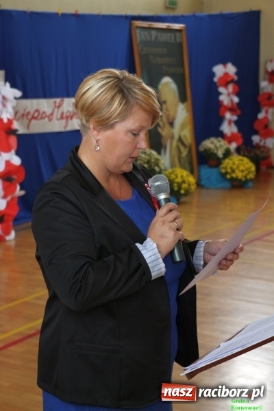 Zdjęcie w galerii na portalu naszraciborz.pl: Szkoła Podstawowa im. Jana Pawła II w Kornowacu ma nowy sztandar wiadomości z regionu