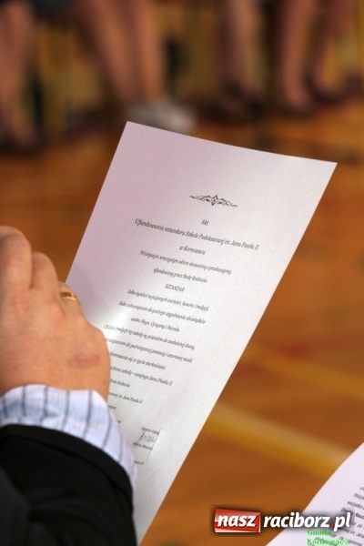 Zdjęcie w galerii na portalu naszraciborz.pl: Szkoła Podstawowa im. Jana Pawła II w Kornowacu ma nowy sztandar wiadomości z regionu