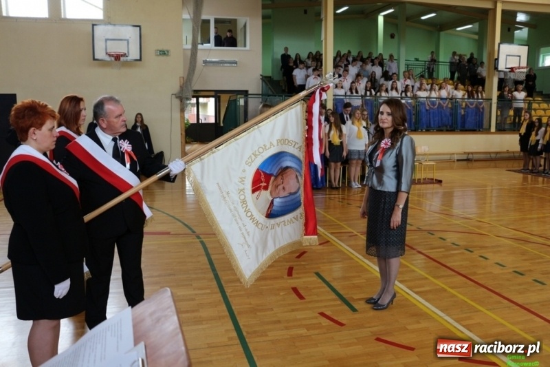 Zdjęcie w galerii na portalu naszraciborz.pl: Szkoła Podstawowa im. Jana Pawła II w Kornowacu ma nowy sztandar wiadomości z regionu