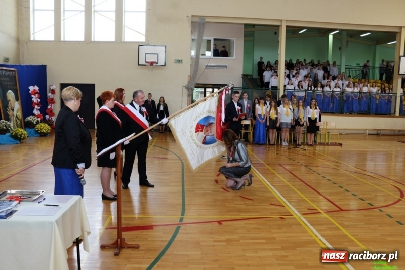 Zdjęcie w galerii na portalu naszraciborz.pl: Szkoła Podstawowa im. Jana Pawła II w Kornowacu ma nowy sztandar wiadomości z regionu