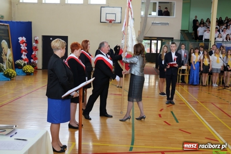 Zdjęcie w galerii na portalu naszraciborz.pl: Szkoła Podstawowa im. Jana Pawła II w Kornowacu ma nowy sztandar wiadomości z regionu