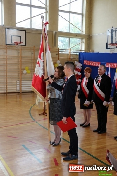 Zdjęcie w galerii na portalu naszraciborz.pl: Szkoła Podstawowa im. Jana Pawła II w Kornowacu ma nowy sztandar wiadomości z regionu
