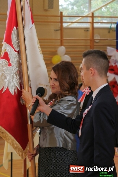 Zdjęcie w galerii na portalu naszraciborz.pl: Szkoła Podstawowa im. Jana Pawła II w Kornowacu ma nowy sztandar wiadomości z regionu