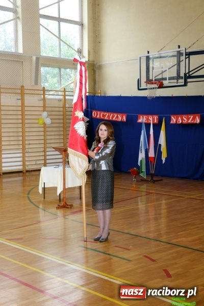 Zdjęcie w galerii na portalu naszraciborz.pl: Szkoła Podstawowa im. Jana Pawła II w Kornowacu ma nowy sztandar wiadomości z regionu