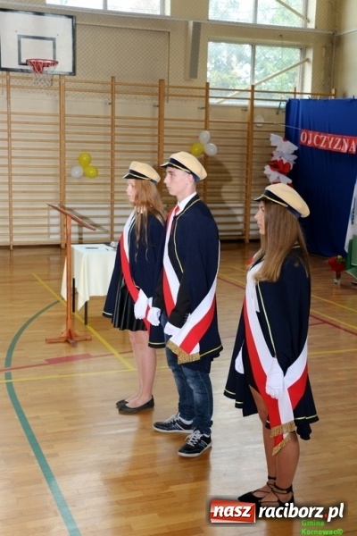 Zdjęcie w galerii na portalu naszraciborz.pl: Szkoła Podstawowa im. Jana Pawła II w Kornowacu ma nowy sztandar wiadomości z regionu