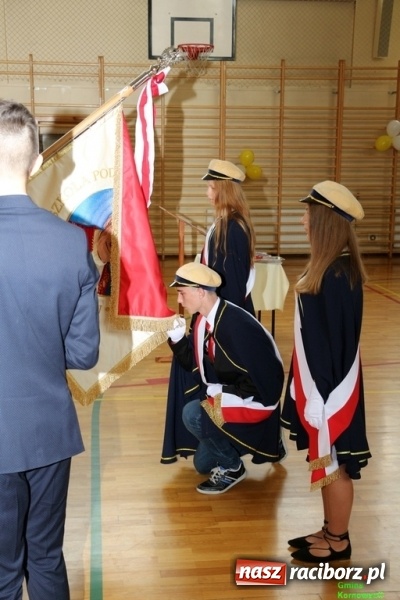 Zdjęcie w galerii na portalu naszraciborz.pl: Szkoła Podstawowa im. Jana Pawła II w Kornowacu ma nowy sztandar wiadomości z regionu
