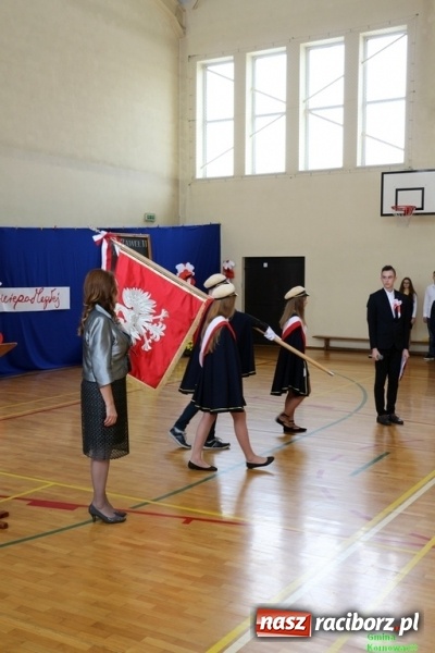 Zdjęcie w galerii na portalu naszraciborz.pl: Szkoła Podstawowa im. Jana Pawła II w Kornowacu ma nowy sztandar wiadomości z regionu