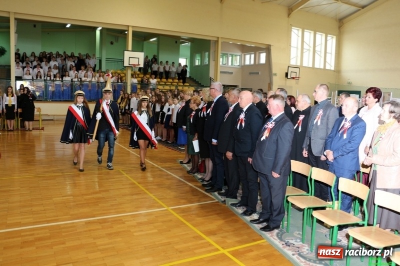Zdjęcie w galerii na portalu naszraciborz.pl: Szkoła Podstawowa im. Jana Pawła II w Kornowacu ma nowy sztandar wiadomości z regionu