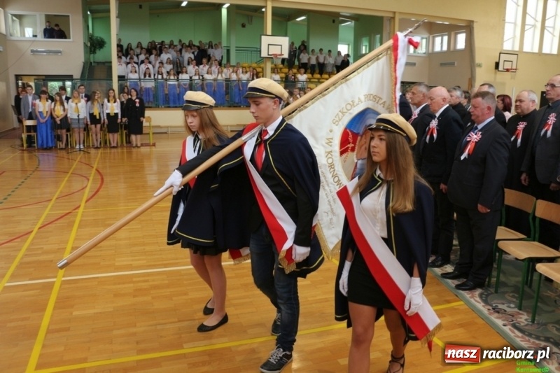 Zdjęcie w galerii na portalu naszraciborz.pl: Szkoła Podstawowa im. Jana Pawła II w Kornowacu ma nowy sztandar wiadomości z regionu