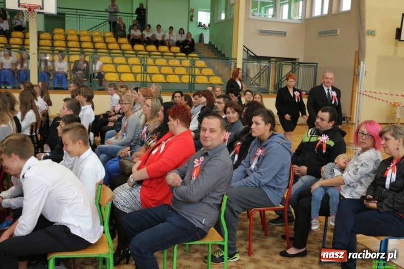 Zdjęcie w galerii na portalu naszraciborz.pl: Szkoła Podstawowa im. Jana Pawła II w Kornowacu ma nowy sztandar wiadomości z regionu