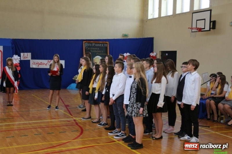 Zdjęcie w galerii na portalu naszraciborz.pl: Szkoła Podstawowa im. Jana Pawła II w Kornowacu ma nowy sztandar wiadomości z regionu