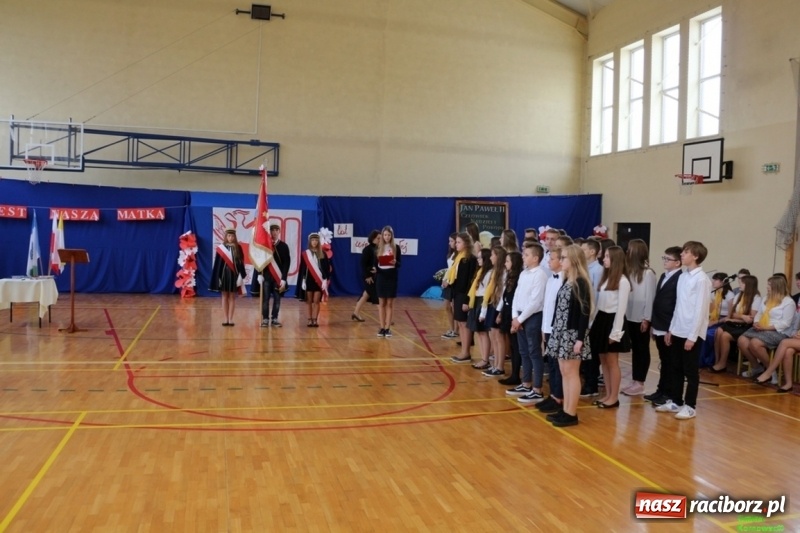 Zdjęcie w galerii na portalu naszraciborz.pl: Szkoła Podstawowa im. Jana Pawła II w Kornowacu ma nowy sztandar wiadomości z regionu