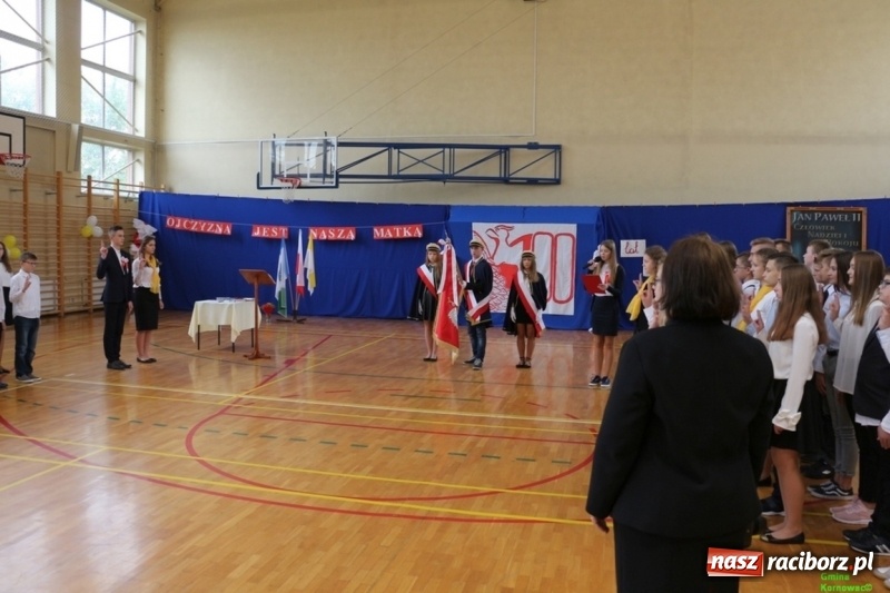 Zdjęcie w galerii na portalu naszraciborz.pl: Szkoła Podstawowa im. Jana Pawła II w Kornowacu ma nowy sztandar wiadomości z regionu