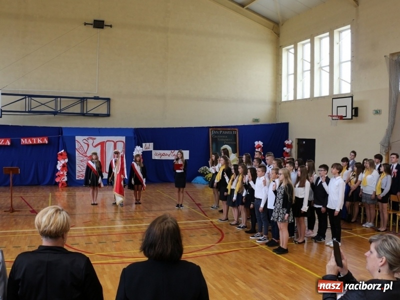 Zdjęcie w galerii na portalu naszraciborz.pl: Szkoła Podstawowa im. Jana Pawła II w Kornowacu ma nowy sztandar wiadomości z regionu