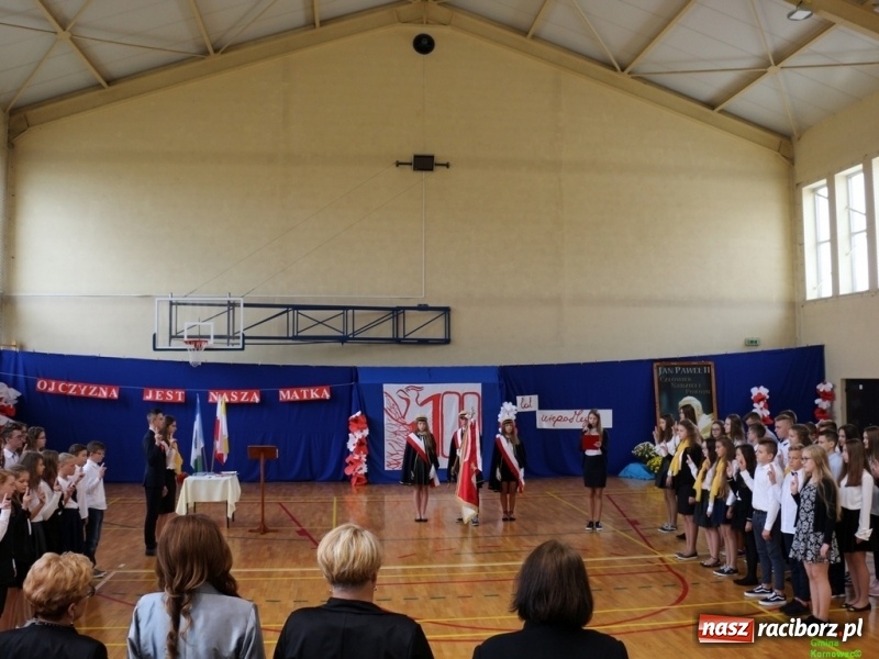 Zdjęcie w galerii na portalu naszraciborz.pl: Szkoła Podstawowa im. Jana Pawła II w Kornowacu ma nowy sztandar wiadomości z regionu