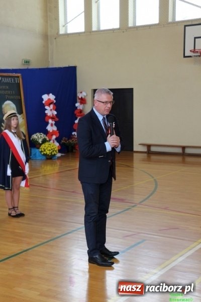 Zdjęcie w galerii na portalu naszraciborz.pl: Szkoła Podstawowa im. Jana Pawła II w Kornowacu ma nowy sztandar wiadomości z regionu