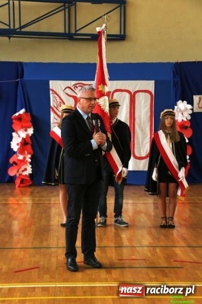 Zdjęcie w galerii na portalu naszraciborz.pl: Szkoła Podstawowa im. Jana Pawła II w Kornowacu ma nowy sztandar wiadomości z regionu