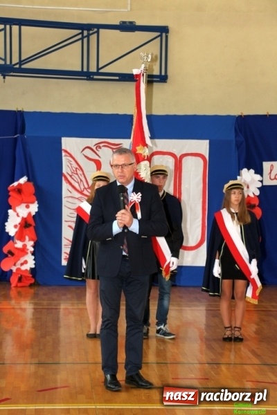 Zdjęcie w galerii na portalu naszraciborz.pl: Szkoła Podstawowa im. Jana Pawła II w Kornowacu ma nowy sztandar wiadomości z regionu