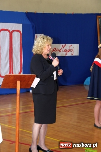 Zdjęcie w galerii na portalu naszraciborz.pl: Szkoła Podstawowa im. Jana Pawła II w Kornowacu ma nowy sztandar wiadomości z regionu