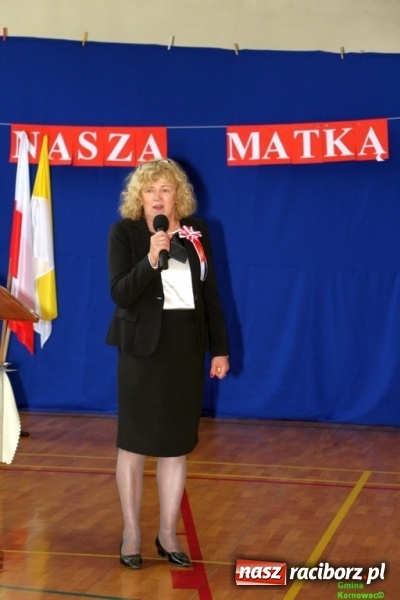 Zdjęcie w galerii na portalu naszraciborz.pl: Szkoła Podstawowa im. Jana Pawła II w Kornowacu ma nowy sztandar wiadomości z regionu