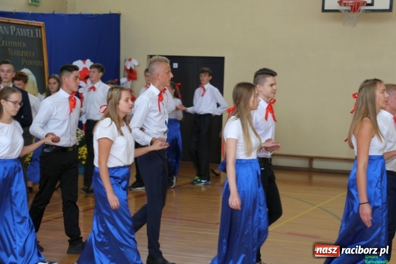 Zdjęcie w galerii na portalu naszraciborz.pl: Szkoła Podstawowa im. Jana Pawła II w Kornowacu ma nowy sztandar wiadomości z regionu