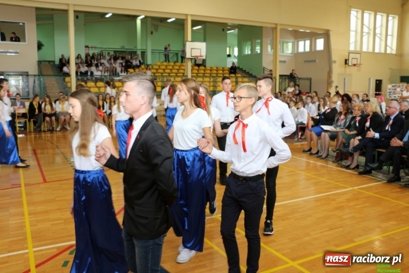 Zdjęcie w galerii na portalu naszraciborz.pl: Szkoła Podstawowa im. Jana Pawła II w Kornowacu ma nowy sztandar wiadomości z regionu