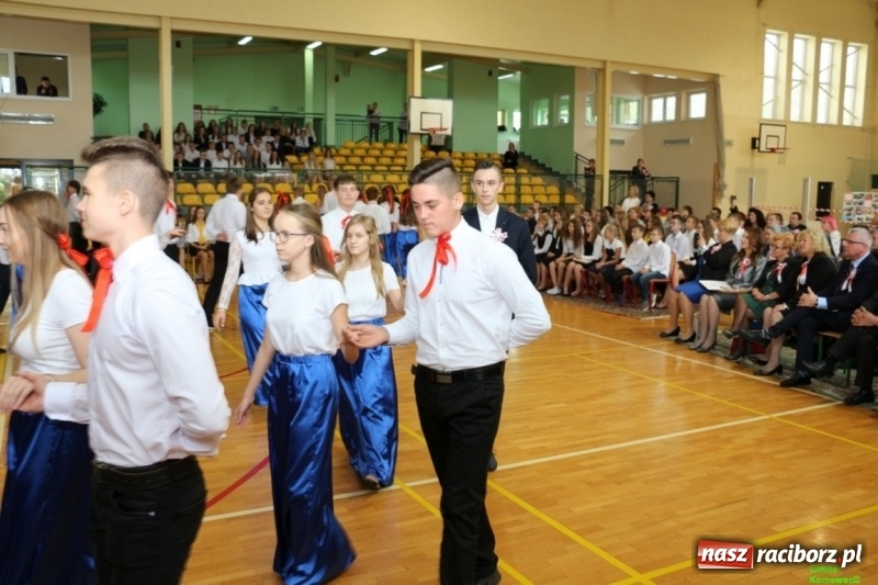 Zdjęcie w galerii na portalu naszraciborz.pl: Szkoła Podstawowa im. Jana Pawła II w Kornowacu ma nowy sztandar wiadomości z regionu