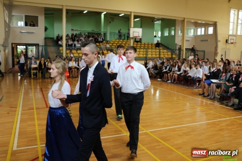 Zdjęcie w galerii na portalu naszraciborz.pl: Szkoła Podstawowa im. Jana Pawła II w Kornowacu ma nowy sztandar wiadomości z regionu