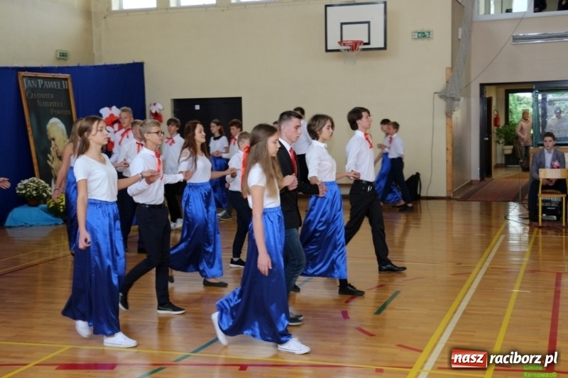 Zdjęcie w galerii na portalu naszraciborz.pl: Szkoła Podstawowa im. Jana Pawła II w Kornowacu ma nowy sztandar wiadomości z regionu