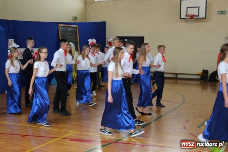 Zdjęcie w galerii na portalu naszraciborz.pl: Szkoła Podstawowa im. Jana Pawła II w Kornowacu ma nowy sztandar wiadomości z regionu