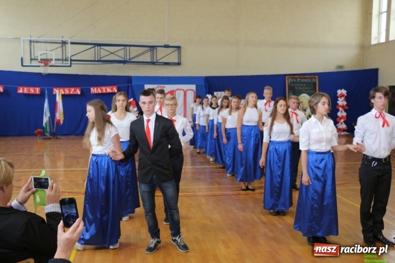 Zdjęcie w galerii na portalu naszraciborz.pl: Szkoła Podstawowa im. Jana Pawła II w Kornowacu ma nowy sztandar wiadomości z regionu