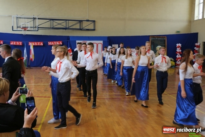 Zdjęcie w galerii na portalu naszraciborz.pl: Szkoła Podstawowa im. Jana Pawła II w Kornowacu ma nowy sztandar wiadomości z regionu