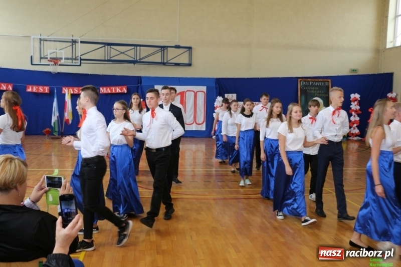 Zdjęcie w galerii na portalu naszraciborz.pl: Szkoła Podstawowa im. Jana Pawła II w Kornowacu ma nowy sztandar wiadomości z regionu