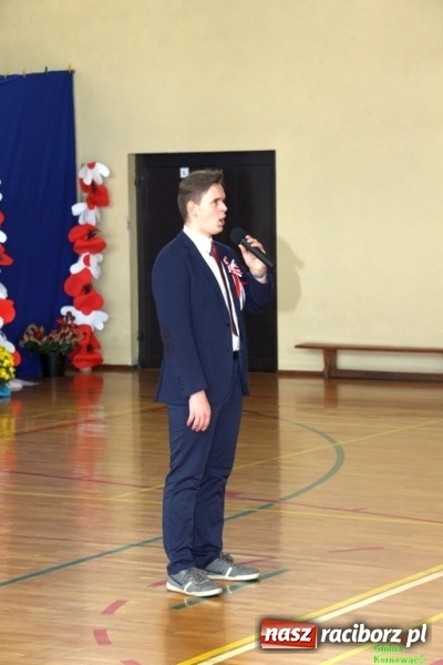 Zdjęcie w galerii na portalu naszraciborz.pl: Szkoła Podstawowa im. Jana Pawła II w Kornowacu ma nowy sztandar wiadomości z regionu