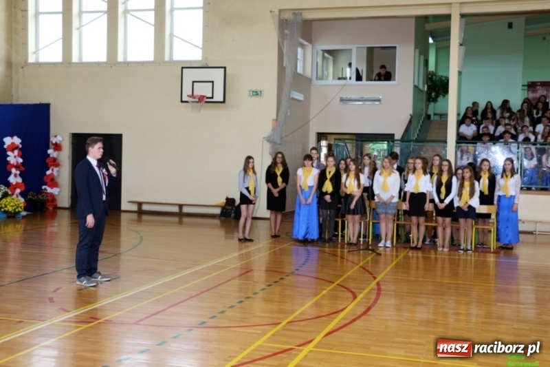 Zdjęcie w galerii na portalu naszraciborz.pl: Szkoła Podstawowa im. Jana Pawła II w Kornowacu ma nowy sztandar wiadomości z regionu