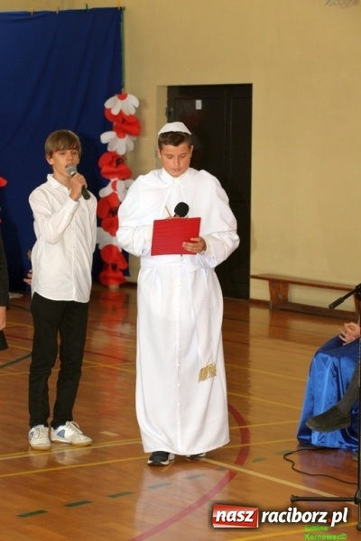 Zdjęcie w galerii na portalu naszraciborz.pl: Szkoła Podstawowa im. Jana Pawła II w Kornowacu ma nowy sztandar wiadomości z regionu